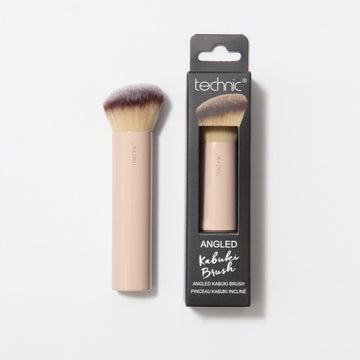 A kabuki brush in the packaging next to an opened one on a white background.