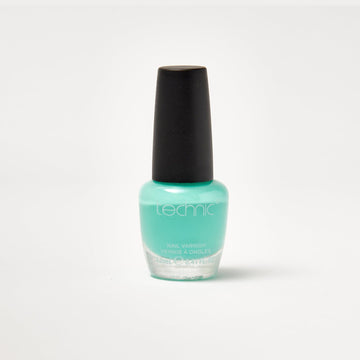 A nail varnish bottle in the shade Surfs Up in front of a white background.